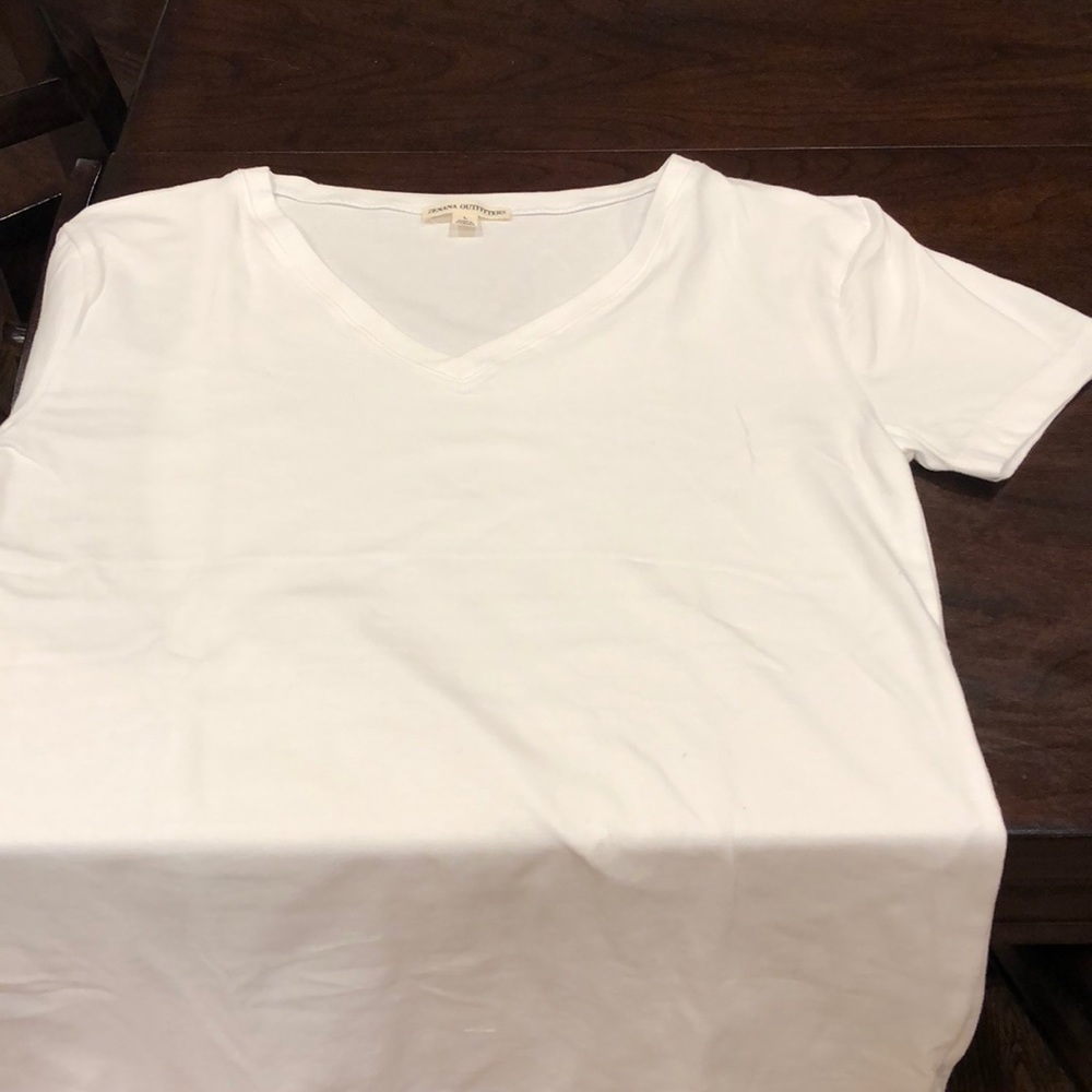 Brand New V-Neck White Tee 👏🏼